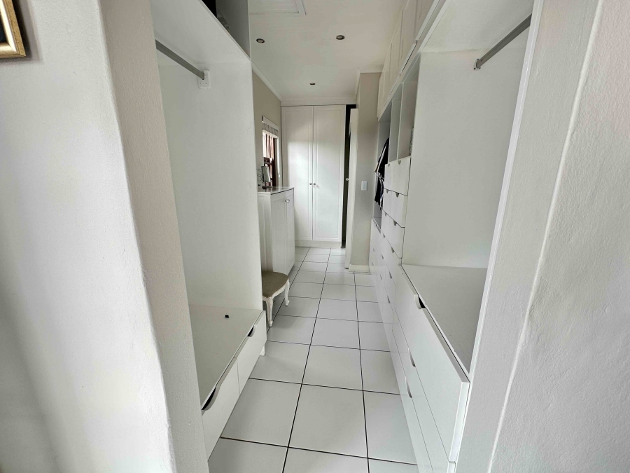 6 Bedroom Property for Sale in Kingfisher Creek Western Cape